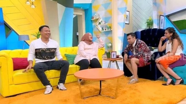 Dhawiya jadi bintang tamu di acara Okay Bos, yang dipandu Raffi Ahmad dan Vicky Prasetyo. [Instagram]