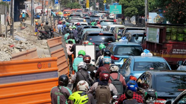 Sejumlah kendaraan terjebak kemacetan di sepanjang jalan Cikini, Jakarta, Rabu (31/7). [Suara.com/Oke Atmaja]