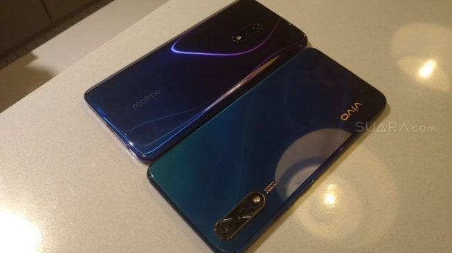 realme X vs Vivo S1. [Suara.com/Tivan Rahmat]