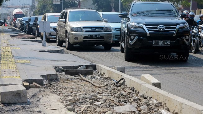 Sejumlah kendaraan terjebak kemacetan di sepanjang jalan Cikini, Jakarta, Rabu (31/7). [Suara.com/Oke Atmaja]