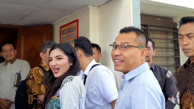 Ashanty dan Anang Hermansyah di Pengadilan Negeri Tangerang, Rabu (31/7/2019). [Sumarni/Suara.com]