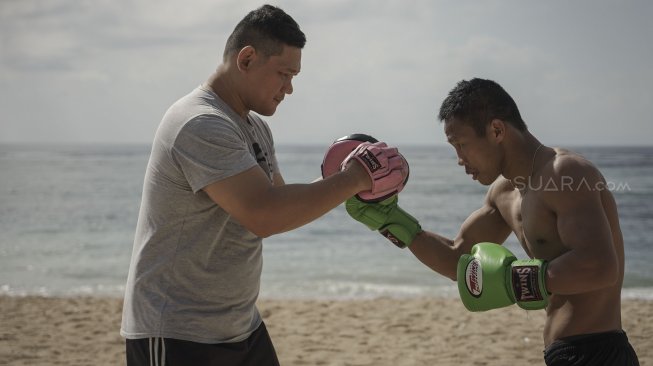 Petinju Daud Yordan saat berlatih jelang pertarungan melawan Aekkawee Kaewmanee, bersama pelatih Pino Bahari di Sanur, Denpasar, Bali. [Foto: Kurniawan Mas'ud untuk Suara.com]