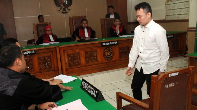 Terdakwa tindak pidana kasus pembunuhan satu keluarga, Haris Simamora (kedua kiri) menjalani sidang di Pengadilan Negeri Bekasi, Bekasi, Jawa Barat, Rabu (31/7). [ANTARA FOTO/Risky Andrianto]