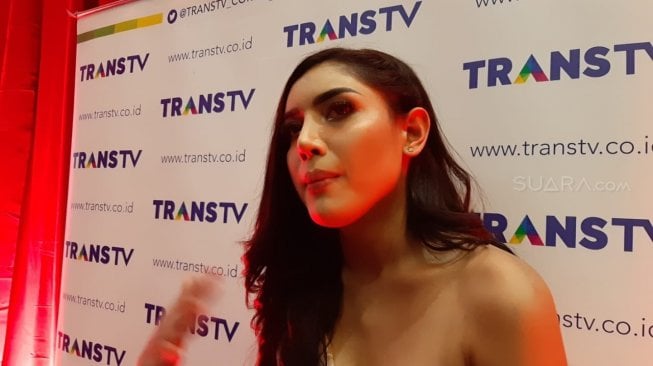 Millendaru di HUT ke-16 Insert Trans TV kawasan Tendean, Jakarta Selatan, Selasa (30/7/2019). [Revi Cofans Rantung/Suara.com]