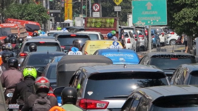 Sejumlah kendaraan terjebak kemacetan di sepanjang jalan Cikini, Jakarta, Rabu (31/7). [Suara.com/Oke Atmaja]