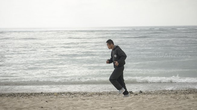 Petinju Daud Yordan saat berlatih di Pantai Sanur, Denpasar, Bali, jelang pertarungan melawan petinju Thailand, Aekkawee Kaewmanee. [Foto: Kurniawan Mas'ud untuk Suara.com]