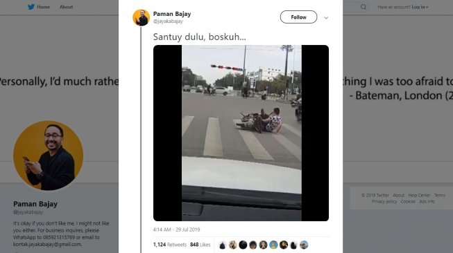 Postingan warganet, seorang lelaki tengah beraksi santai di atas motor. [Twitter]