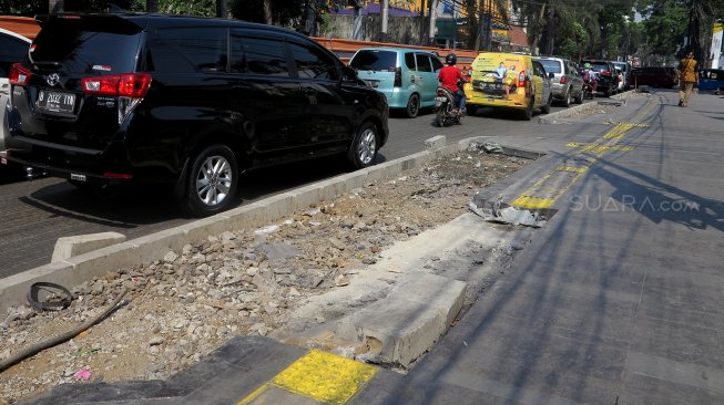 Sejumlah kendaraan terjebak kemacetan di sepanjang jalan Cikini, Jakarta, Rabu (31/7). [Suara.com/Oke Atmaja]