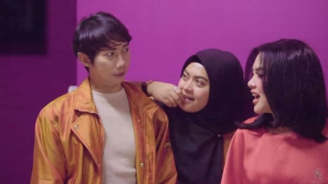 [kiri ke kanan] Adi Surantha, Aisyahrani, dan Syahrini dalam YouTube channel The Princess Syahrini. [youtube/The Princess Syahrini]