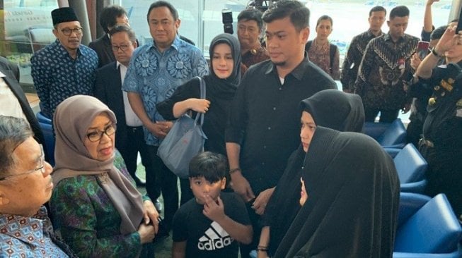 Wapres JK bersama istri saat melayat jenazah Ichsan Yasin Limpo di Bandara Soetta. (Dok. Setwapres).