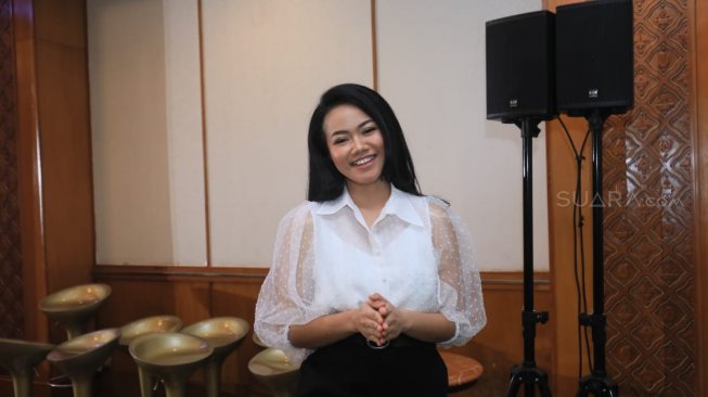 Mimpi Yura Yunita Pandu Acara Talkshow Akhirnya Terwujud