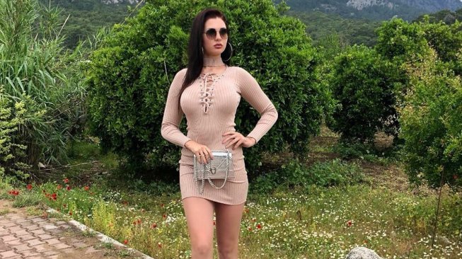 Tatyana Demyanova saat berpose dengan balutan baju coklat. (Instagram/@tatarka5)