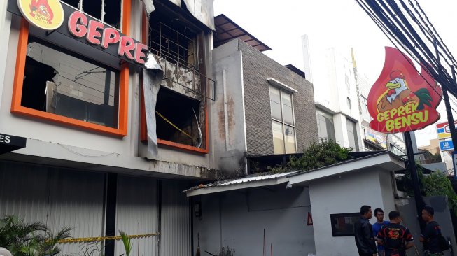 Rumah makan Geprek Bensu milik Ruben Onsu di kawasan Fatmawati, Jakarta Selatan, akhirnya mampu dipadamkan petugas damkar selama dua jam. [Ismail/Suara.com]