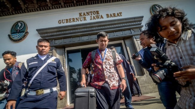 Penyidik KPK membawa berkas usai melakukan penggeledahan ruang kerja Sekda Jabar non Aktif Iwa Karniwa di Gedung Sate, Bandung, Jawa Barat, Rabu (31/7).[ANTARA FOTO/Raisan Al Farisi]