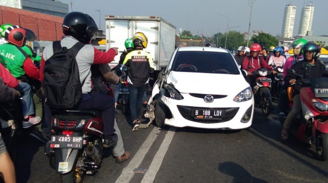 Kecelakaan Beruntun di Jalan Layang Tubagus Angke, 1 Orang Dilarikan ke RS