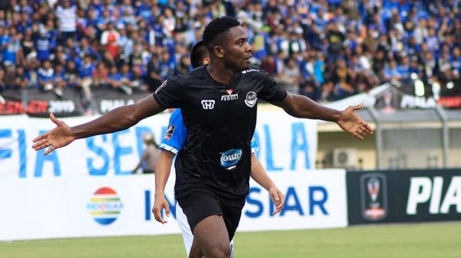 Penyerang Tira-Persikabo, Osas Saha merayakan gol. (Instagram/@officialpersikabo)