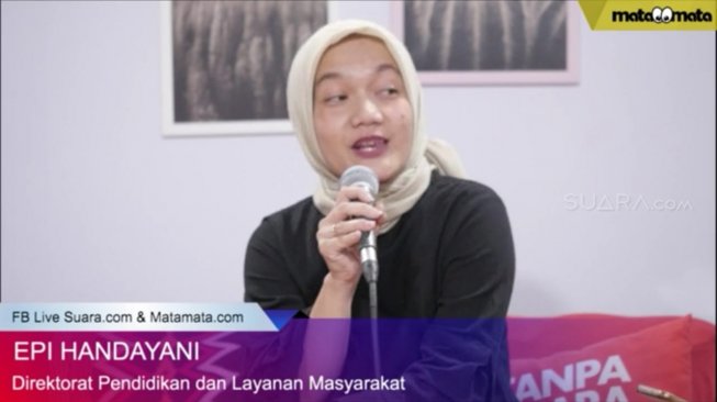 Epi Handayani, perwakilan Direktorat Pendidikan dan Layanan Masyarakat KPK jelaskan soal festival film ACFFEST 2019 ketika bertandang ke kantor Suara.com. (Suara.com)