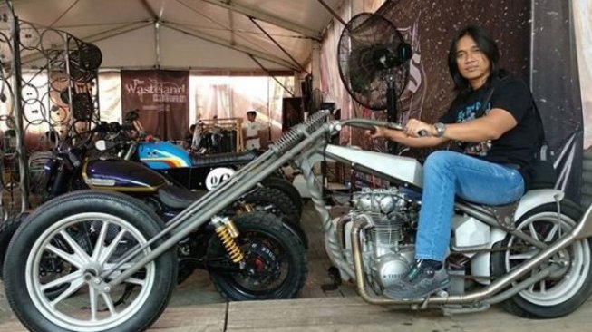 Nostalgia aksi Agung Hercules di atas motor,