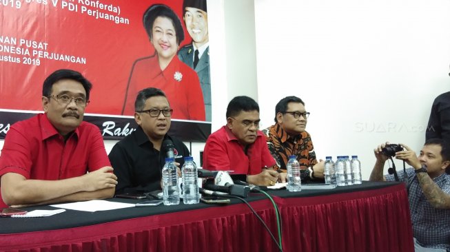 Ketua DPP PDIP Djarot Saiful Hidayat, Sekretaris Jenderal PDIP Hasto Kristiyanto (kemeja hitam), Andreas Hugo Pariera, dan Wakil Sekjen PDIP Eriko Sotarduga. (Suara.com/Ria Rizki)