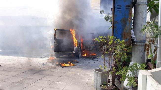 DUAARR! Mobil Meledak di Gereja Surabaya