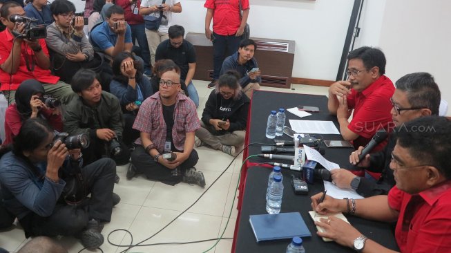 Sekjen PDIP Hasto Kristiyanto (kedua kiri) bersama Ketua DPP PDIP Djarot Saiful Hidayat (kiri), Ketua DPP PDIP Bidang Hukum Andreas Pereira (kedua kanan) dan Wasekjen PDIP Ericko Sotarduga (kanan) saat memberikan keterangan kepada wartawan mengenai Kongres V PDI di DPP PDI Perjuangan, Jakarta, Kamis (1/8). [Suara.com/Oke Atmaja]