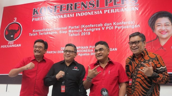 Sekjen PDIP Hasto Kristiyanto (kedua kiri) bersama Ketua DPP PDIP Djarot Saiful Hidayat (kiri), Ketua DPP PDIP Bidang Hukum Andreas Pereira (kedua kanan) dan Wasekjen PDIP Ericko Sotarduga (kanan) saat memberikan keterangan kepada wartawan mengenai Kongres V PDI di DPP PDI Perjuangan, Jakarta, Kamis (1/8). [Suara.com/Oke Atmaja]