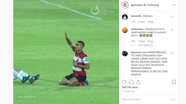 Gelandang Madura United, Asep Berlian mendapat hujatan dari netizen usai dihantam cedera pada laga tunda pekan ke-4 Liga 1 2019 menghadapi PSS Sleman, Rabu (31/7/2019). (Instagram/@liga1match)