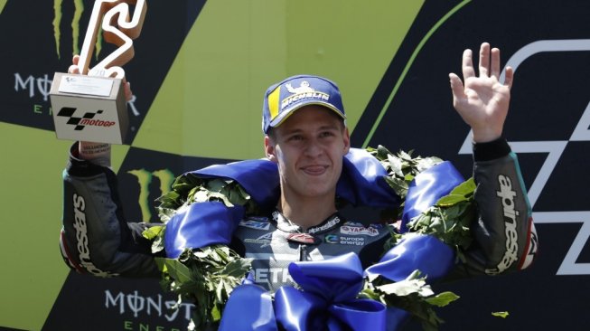 Pebalap Petronas Yamaha SRT, Fabio Quartararo, merayakan keberhasilannya finis kedua di MotoGP Catalunya di Sirkuit Montmelo, Minggu (16/6/2019). [AFP/Tobias Schwarz]