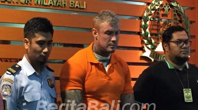 Rekam Adegan Porno dengan Anjing dan Ikan, WN Inggris Dibekuk di Bali