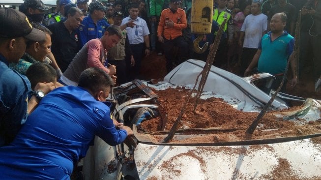 Ngeri, Begini Detik-Detik Suasana Evakuasi Kecelakaan Mobil Tertimpa Truk