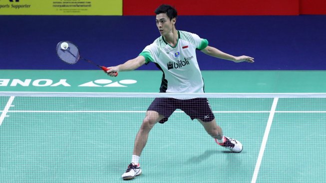 Pebulutangkis tunggal putra Indonesia, Shesar Hiren Rhustavito, secara mengejutkan mampu mengalahkan peraih dua emas Olimpiade asal China, Lin Dan, di babak kedua Thailand Open 2019, Kamis (1/8). [Humas PBSI]