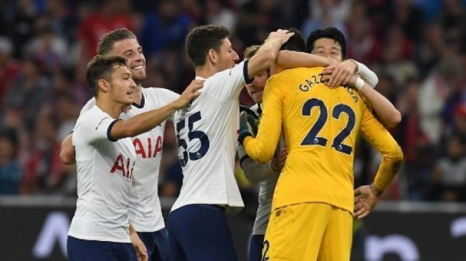 Para pemain Tottenham Hotspur memberikan selamat kepada Paulo Gazzaniga (kanan) setelah tampil apik dalam babak adu penalti mengalahkan Bayern Munich di final Audi Cup di Munich. Christof STACHE / AFP 