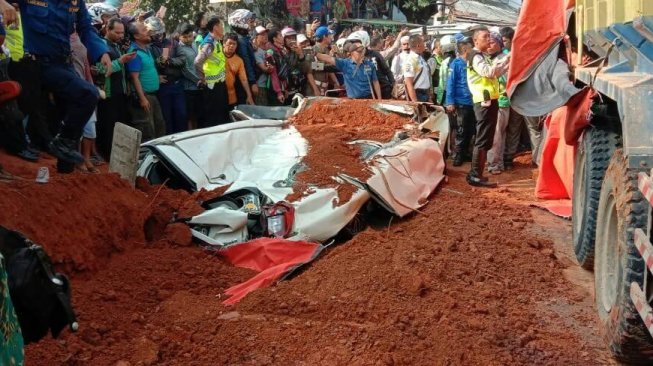 Suasana evakuasi truk yang terguling di Tangerang. (Facebook/Daman Uri)