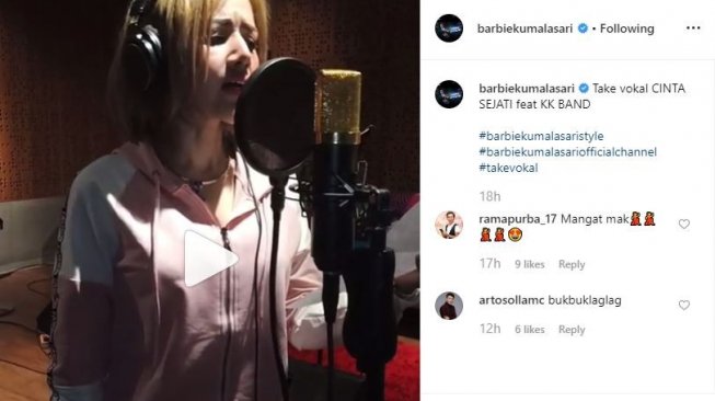 Barbie Kumalasari rekaman lagu terbaru. [instagram/barbiekumalasari]