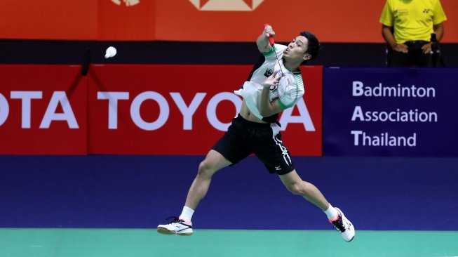 Pebulutangkis tunggal putra Indonesia, Shesar Hiren Rhustavito, secara mengejutkan mampu mengalahkan peraih dua emas Olimpiade asal China, Lin Dan, di babak kedua Thailand Open 2019, Kamis (1/8). [Humas PBSI]