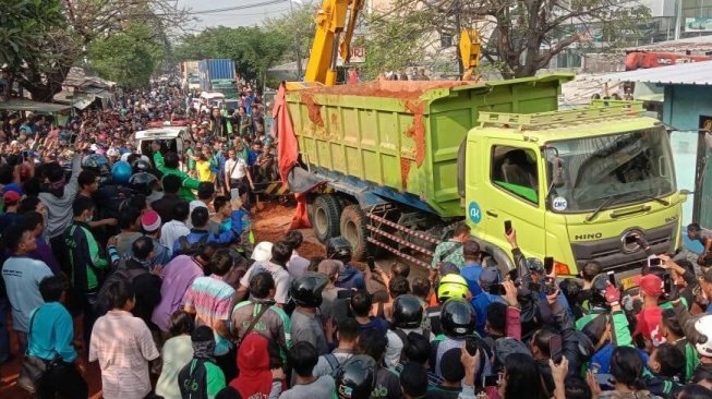 Suasana evakuasi truk yang terguling di Tangerang. (Facebook/Daman Uri)