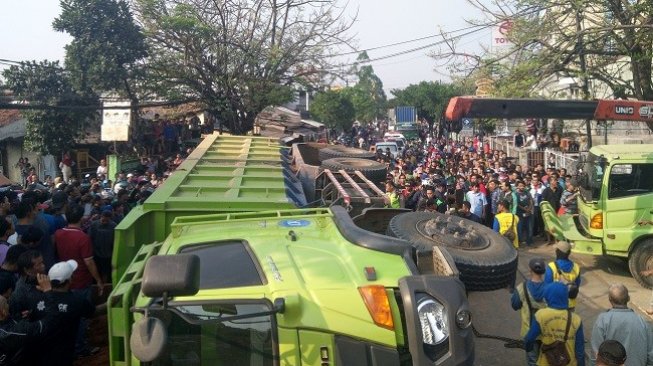 Detik-detik Truk Angkut Tanah Timpa Mobil dan Tewaskan 4 Orang di Tangerang