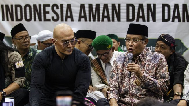 Ketua Umum Pengurus Besar Nahdlatul Ulama (PBNU) Said Aqil Siradj bersama artis Deddy Corbuzier saat menghadiri Istighosah PBNU di Jakarta, Rabu (31/7). [ANTARA FOTO/Dhemas Reviyanto]