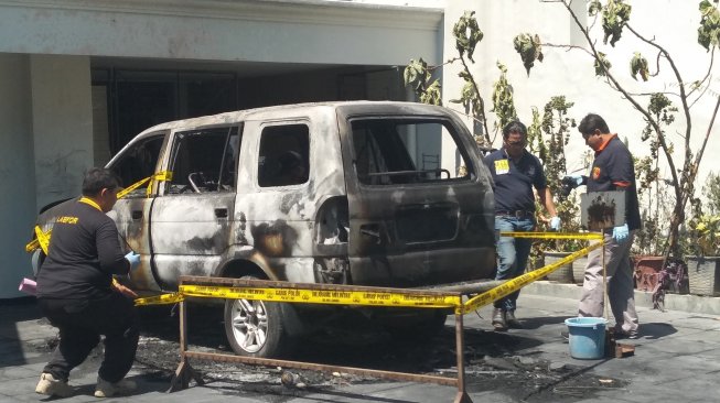 Detik-detik Mobil Meledak di Gereja Surabaya, Sulit Dipadamkan