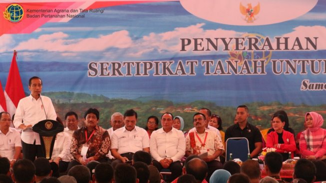 Kunjungi Pulau Samosir, Presiden Jokowi Bagikan 1.000 Sertifikat Tanah