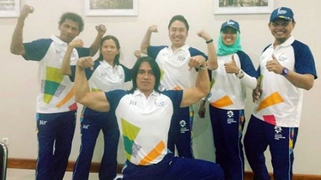 Pedangdut dan komedian Agung Hercules berfoto bersama para legenda olahraga Indonesia dalam acara gelaran Kirab Obor Asian Games 2018 di Kota Solo, Jawa Tengah, pada Kamis (19/7/2018). [Instagram/agunghercules88]