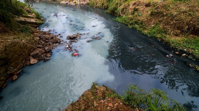 Sungai Cikiley yang tercemar di Antapani, Bandung, Jawa Barat, Jumat (2/8). [ANTARA FOTO/Raisan Al Farisi]