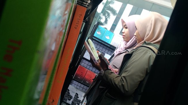 Pengunjung melihat-lihat buku di bazar buku dalam Gramedia Writers & Readers Forum (GWRF) 2019 di Perpusnas RI, Jakarta, Jumat (2/8). [Suara.com/Oke Atmaja]