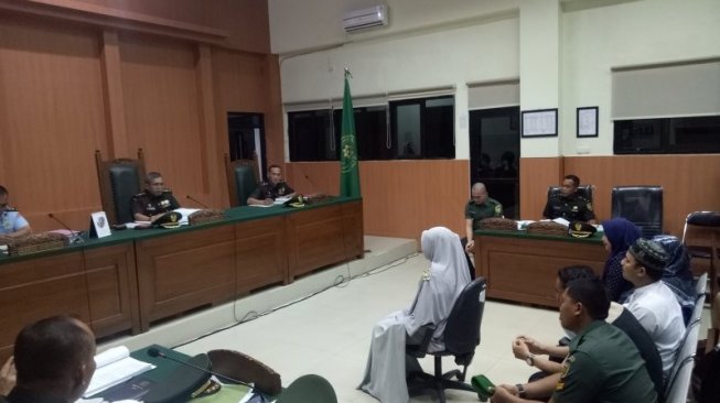 Ibunda terdakwa Prada DP, Leni, saat duduk di kursi saksi dalam sidang perdana pembunuhan dan mutilasi di Pengadilan Militer I-04 Palembang, Kamis (1/8). (antara).