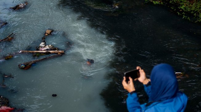 Sungai Cikiley yang tercemar di Antapani, Bandung, Jawa Barat, Jumat (2/8). [ANTARA FOTO/Raisan Al Farisi]