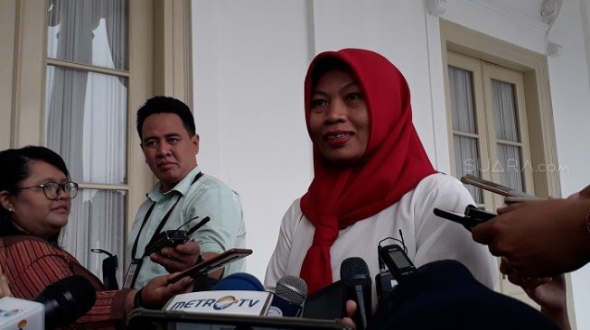 Baiq Nuril setelah menerima salinan keppres amnesti dari Presiden Jokowi. (Suara.com/Ummi HS).