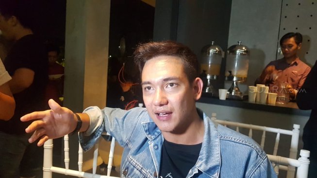 Adipati Dolken saat ditemui di jumpa pers Bumi Manusia dan Perburuan di kawasan Warung Buncit, Jakarta Selatan, Kamis (1/8/2019). [Fajarina Nurin/Suara.com]