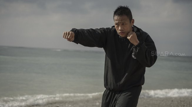 Petinju Daud Yordan saat berlatih di Pantai Sanur, Denpasar, Bali, jelang pertarungan melawan petinju Thailand, Aekkawee Kaewmanee. [Foto: Kurniawan Mas'ud untuk Suara.com]