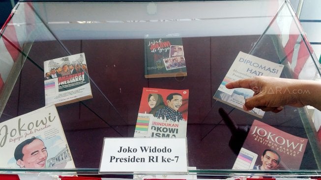 Pengunjung melihat-lihat buku tentang tujuh Presiden Republik Indonesia di Perpusnas RI, Jakarta, Jumat (2/8). [Suara.com/Oke Atmaja]