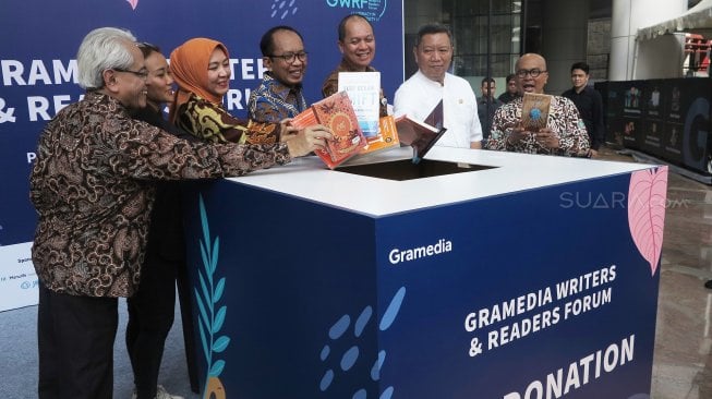 Suwandi S. Brata (Publishing & Education Director Gramedia), Laura Bangun (Ketua Komite Buku Nasional), Rosidayanti Rozlina (IKAPI), Priyo Utomo (CEO Gramedia) dalam peresmian Gramedia Writers & Readers Forum (GWRF) 2019 di Perpusnas, Jakarta, Jumat (2/8). [Suara.com/Oke Atmaja]